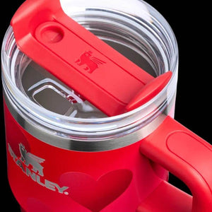 Stanley Flowstate Tumbler "Sweetheart" Poppy Edition with pink to red gradient and heart motifs for hot and cold drinks