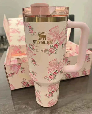 Stanley Tumbler 40oz Quencher H2.0 Floral Edition with vintage-inspired flower design and ergonomic handle