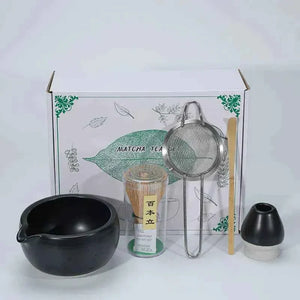 Maccha الخزف الياباني tea set with bowl, whisk, sifter, and spoon.
