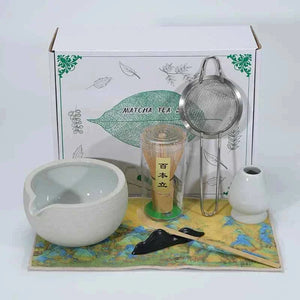 Maccha الخزف الياباني tea set with whisk, bowl, strainer, and accessories.