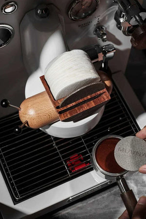 رف خشبي MUVNA لترتيب أوراق فلتر القهوة بتصميم أنيق عملي بألوان دافئة ونقش شعار الماركة