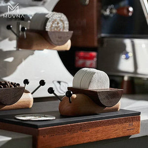 رف خشبي أنيق MUVNA لتنظيم أوراق فلتر القهوة مصنوع من خشبين بلون دافئ مع تصميم زخرفي عملي وجميل