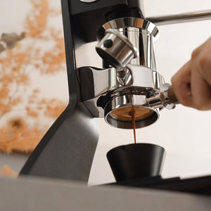 MHW-3BOMBER S7 espresso maker with black carrying case