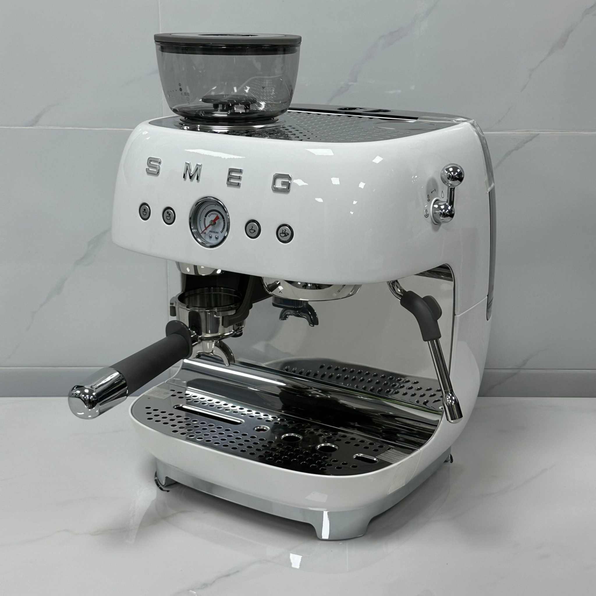 SMEG Espresso Coffee Machine with built-in grinder, 20 bar pressure, milk frother, and premium metal design