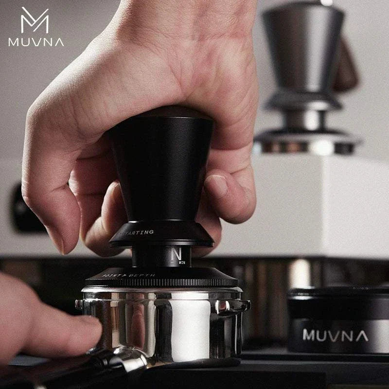 تمبر قهوة MUVNA Espresso أفقي أسود مطفي مع قاعدة ستانلس ستيل قابلة للتعديل بدقة لخبرة إسبرسو مثالية