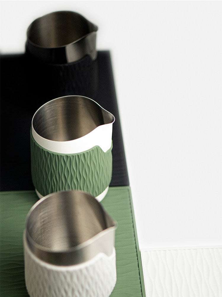 Handleless 450ml milk frothing pitcher with silicone sleeve for latte art