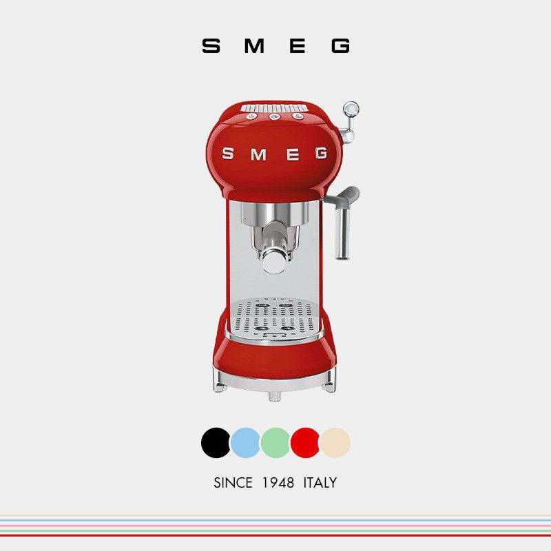 Top-down view of SMEG ECF01 showing portafilter lock position, removable 1 L water tank opening and passive cup warmer tray